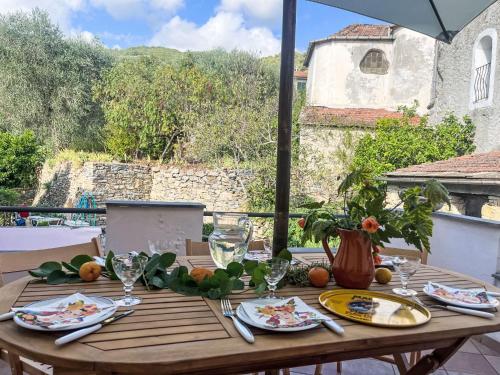 Una mesa de madera con platos de comida encima. en Apartment Ca'de scia Biancotta by Interhome, en Prela'