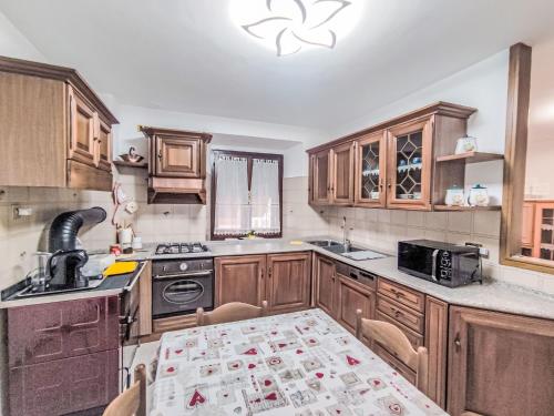 Kuchyň nebo kuchyňský kout v ubytování Apartment Campredos by Interhome