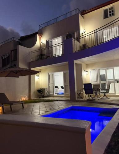 una villa con piscina di notte di Villa Ray a Gros Islet