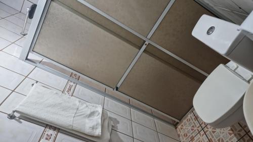 - une salle de bains avec toilettes dans l'établissement Casa família COP30, à Belém