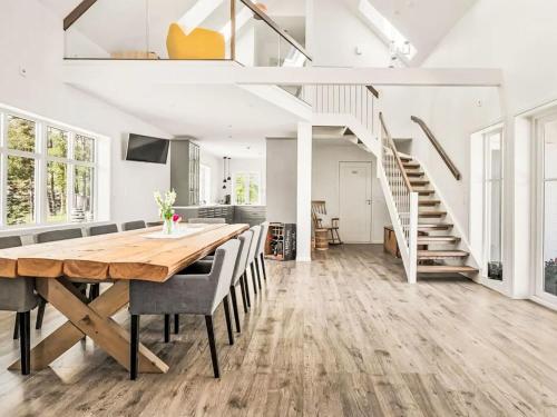 een keuken en eetkamer met een houten tafel en stoelen bij Holiday Home Holmen by Interhome in Bakka