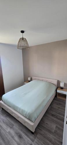 Ένα ή περισσότερα κρεβάτια σε δωμάτιο στο Villa Fanfan à proximité du circuit des 24H du mans