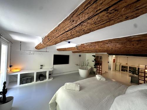Le loft industriel tesisinde bir odada yatak veya yataklar