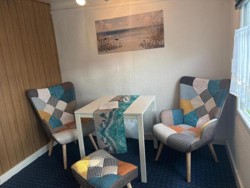 a waiting room with two chairs and a table at Ferienhäuser Vogelsang in Sagard