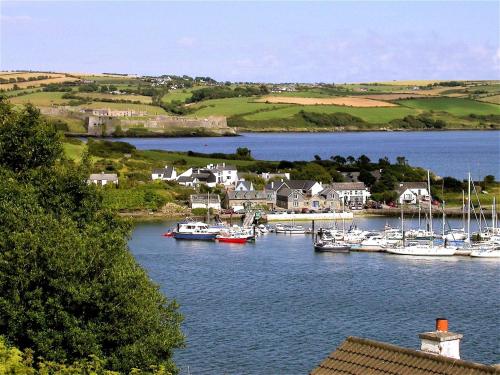 Holiday Home Castlemartyr Lodges - TR4 No 1 - 3 Bed by Interhome في كاستلمارتير: رسو بعض القوارب في الميناء