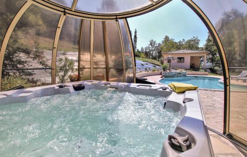 La pileta dentro o cerca de Gorgeous Home In St Montan