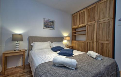 une chambre avec un grand lit avec des oreillers bleus dessus dans l'établissement Waterfront Villa Dora by Villas Guide, à Prižba
