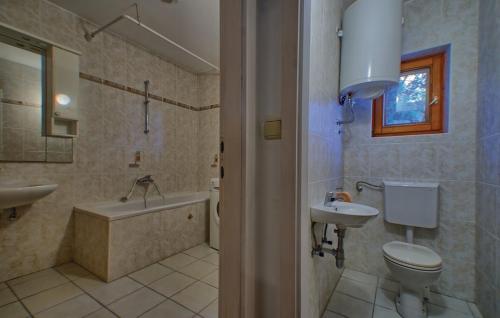 une salle de bain avec une baignoire, des toilettes et un lavabo dans l'établissement Waterfront Villa Dora by Villas Guide, à Prižba
