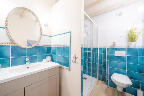 a bathroom with a sink and a mirror at Le Baiser du Soleil - Piscine Privée in Mirabel-aux-Baronnies
