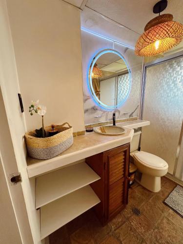 a bathroom with a sink and a toilet and a mirror at Fran Tucacas playa in Tucacas