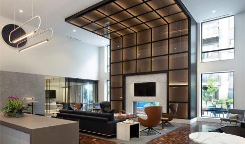 ein Wohnzimmer mit Couch und Kamin in der Unterkunft Luxury Furnished Apartments by Hyatus Boston South Bay in Boston