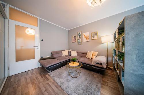 una sala de estar con un sofá y una mesa en Flex SelfCheckIns 192 - Zagreb - Studio Apartment - New, en Zagreb