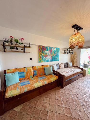 a living room with a couch in a room at Fran Tucacas playa in Tucacas