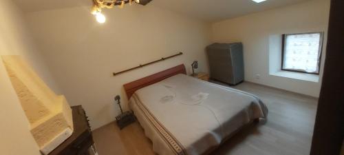 Ένα ή περισσότερα κρεβάτια σε δωμάτιο στο Petite maison en pierre