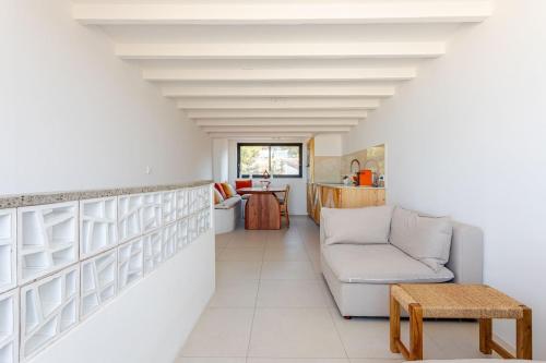 een woonkamer met een bank en een tafel bij Villa aux Goudes in Les Goudes