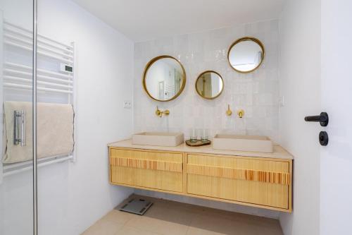een badkamer met twee wastafels en twee spiegels bij Villa aux Goudes in Les Goudes