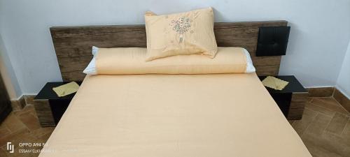 ein großes Bett mit Kopfteil und Kissen in der Unterkunft Alexandria Egypt in Alexandria