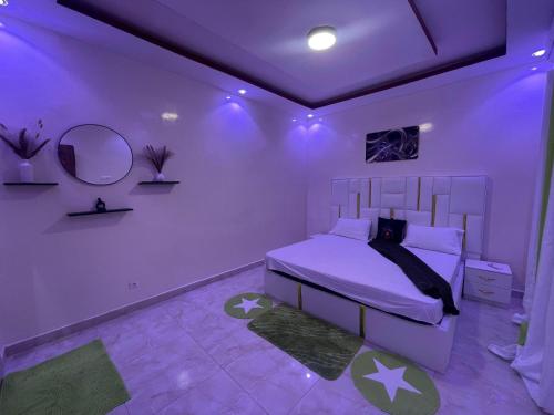 a bedroom with a bed in a purple room at Studio meublé de luxe in Dakar