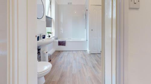Ένα μπάνιο στο 2-Bed Home at City Centre Access with Free Parking