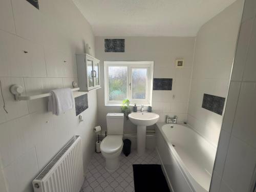 Un baño de Spacious Luxurious Serviced Accommodation 1