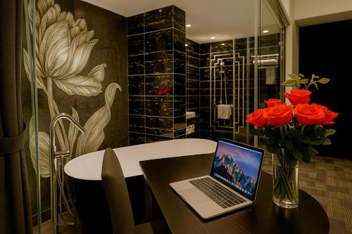 un ordinateur portable assis sur une table dans une salle de bains dans l'établissement Tuong Vi Corner Hotel, à Hô-Chi-Minh-Ville