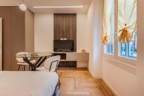 1 from metro-new luxury studio-Pta Venezia 7