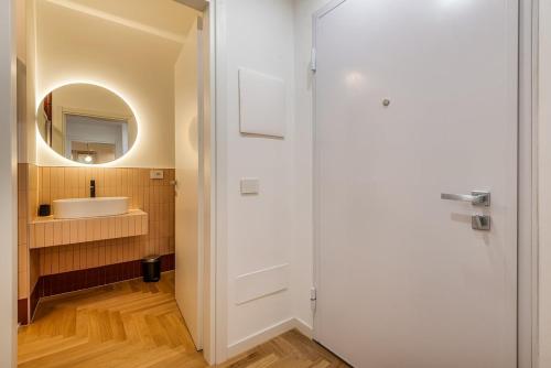 1 from metro-new luxury studio-Pta Venezia 7