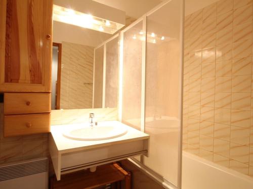 Ένα μπάνιο στο Studio spacieux 4 pers avec parking et lave-vaisselle - FR-1-572-93