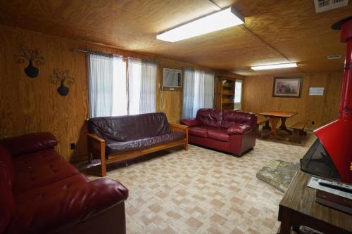 コンカンにあるCypress Villa #4の革張りのソファ2脚とテーブルのあるリビングルーム