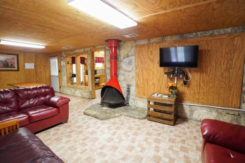 コンカンにあるCypress Villa #4のソファと暖炉のあるリビングルーム