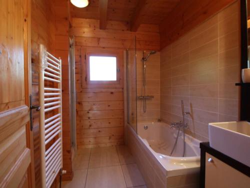 ein Badezimmer mit Badewanne und Waschbecken in der Unterkunft Chalet typique 10 pers, Arâches-la-Frasse - FR-1-572-27 in Arâches-la-Frasse