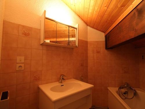 Ένα μπάνιο στο Appartement cosy 6 pers. au pied des pistes, balcon sud-ouest, proche centre, ski-in/ski-out - FR-1-572-155