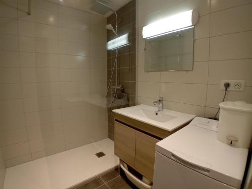 Ένα μπάνιο στο Studio 4 pers, skis aux pieds, lave-vaisselle, lave-linge, balcon - FR-1-572-299