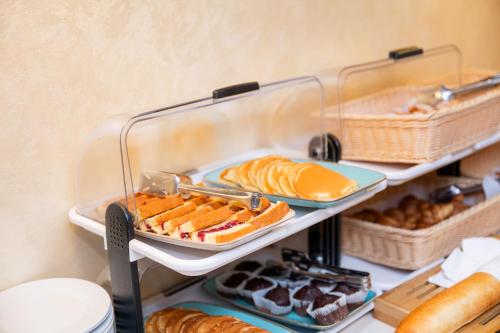 ein Regal mit verschiedenen Gebäck- und Brotsorten in der Unterkunft Kopernikus Hotel Prag in Belgrad