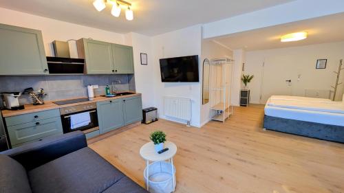 ein Wohnzimmer mit einer Couch und einem Bett in der Unterkunft CASA BENJI Dohma - geräumige FeWo - Familien - Parkplatz - Waschmaschine in Dohma