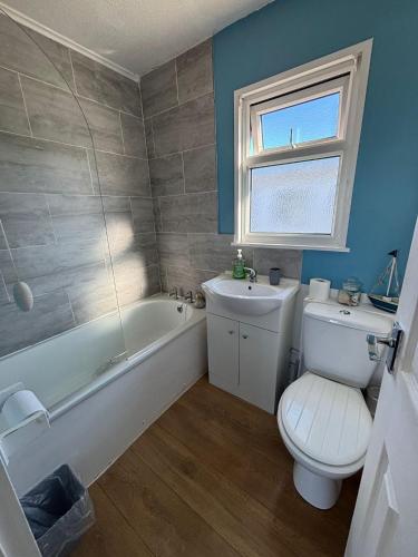 a bathroom with a toilet and a tub and a sink at Hectors, Two bed Chalet on Sunbeach Holiday Park - Sleeps 4, pet friendly - plus WiFi, bed linen and towels included only 300m from the beach! in Great Yarmouth