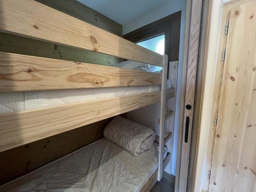 ein Etagenbett in einem winzigen Haus in der Unterkunft Charmant Studio-Cabine 4 pers, Centre-Village, Balcon Ouest, à 600m des Pistes - FR-1-572-281 in Arâches-la-Frasse