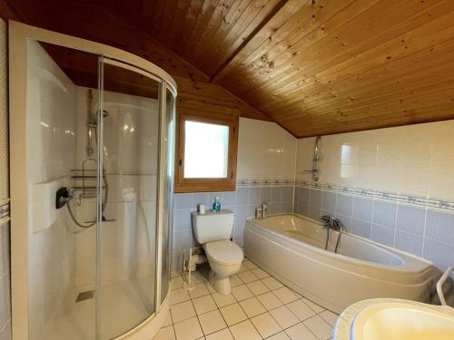 une salle de bain avec une baignoire, des toilettes et un lavabo dans l'établissement Chalet chaleureux 8 pers, 5 ch, cheminée, proche pistes, Crest-Voland - FR-1-733-5, à Crest-Voland