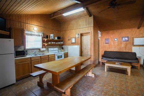 コンカンにあるCypress Villa #6のキッチン(木製テーブル、ベンチ付)