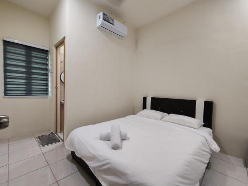 Postel nebo postele na pokoji v ubytování EcoPutra Stay