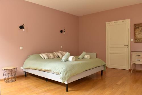 シャトー・ゴンティエにあるMaison de charme, 8 pers, centre-ville de Château Gontierの枕が置かれたベッドのある寝室