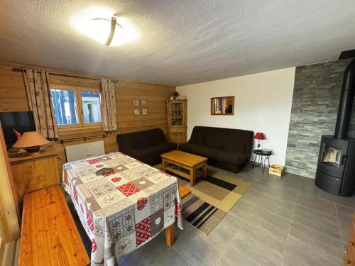 ein Wohnzimmer mit Couch und Kamin in der Unterkunft Spacieux 2 Pièces aux Carroz, 6 Pers., Balcon ensoleillé - FR-1-572-9 in Arâches-la-Frasse