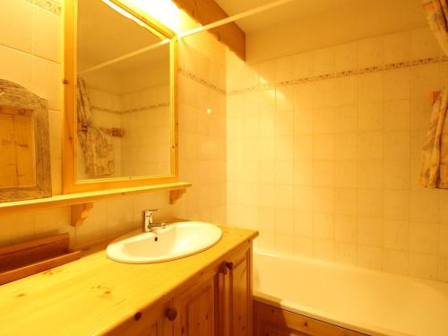 Ένα μπάνιο στο Studio cosy 4 pers avec parking, lave-vaisselle, balcon, proche des pistes et commerces - FR-1-572-56