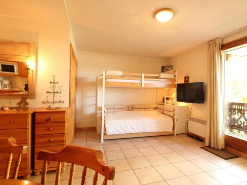 Ένα ή περισσότερα κρεβάτια σε δωμάτιο στο Studio cosy 4 pers avec parking, lave-vaisselle, balcon, proche des pistes et commerces - FR-1-572-56