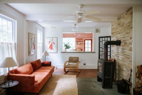 Posezení v ubytování The Gables Newly Renovated Farmhouse Sleeps 17