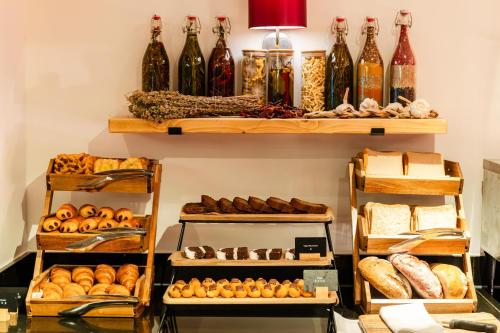 Comida en o cerca de este hotel