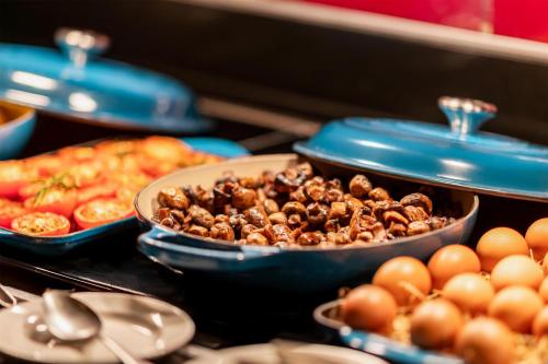 un buffet con platos de comida y tazones de comida en Radisson Blu Hotel, Bristol, en Bristol