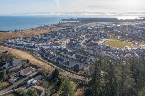 eine Luftblick auf eine Stadt mit Häusern und das Meer in der Unterkunft 2 queen beds with laundry, full kitchen, walk in closet in Victoria