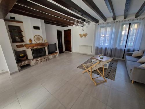 TV a/nebo společenská místnost v ubytování Grande Maison à la Campagne