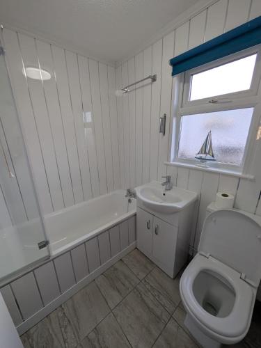 a bathroom with a toilet and a tub and a sink at 319, Two bed newly refurbished chalet on Sund0wner Holiday Park - Sleeps 5, pet friendly - Includes electricity, bed linen and towels - Entertainment options close by in Hemsby